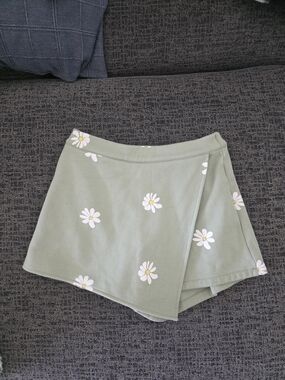 Sage Green Daisy Skort Sunday Cherries Skort Size Small